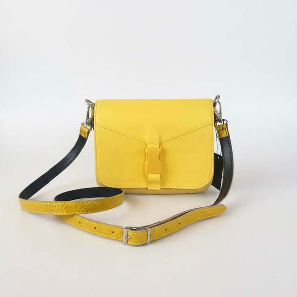 Obag mică de umăr galbenă, din material plastic durabil, perfectă pentru vară 2025.